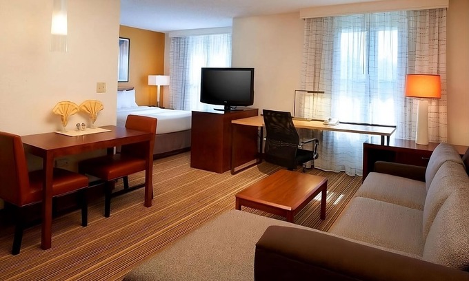 Waukegan Apartamento | Pet-friendly Hotel! Outdoor Pool, Free Breakfast, Near Six Flags Great America!