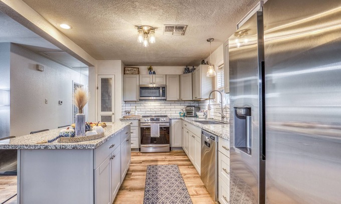 Brenham Casa | Pet friendly house walking distance to Blue Bell Creameries and Aquatic Center