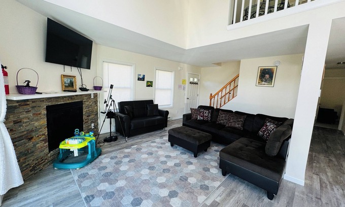 Hamlin Chalet De Esquí | Pet friendly house with firepit, indoor fireplace, game room, ping-pong, & BBQ