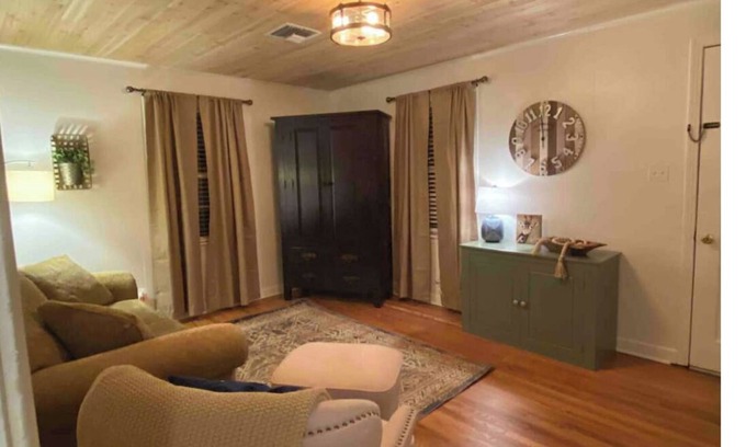 Monroe Casa | Pet friendly house with covered parking