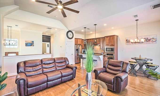 Central Southwest Casa | Pet-Friendly Houston Home - 3 Mi to NRG Stadium!