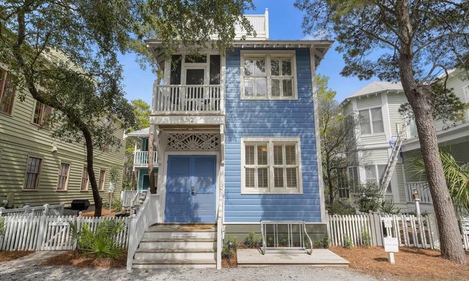 Seaside Casa | Pet Friendly in Seaside, Renovated & Easy Walk to Beach & Pools + 2 Bikes!