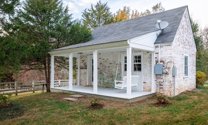 Batesville Cabaña | Pet-Friendly Kent Cottage at Ivy Cottages
