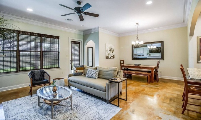Lafayette Casa | Pet friendly,king bed,jacuzzi tub,separate shower
