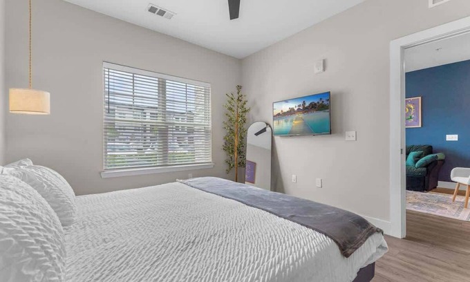 Southeast Orlando Apartamento | Pet-Friendly King condo | Pool, Gym, near Parks
