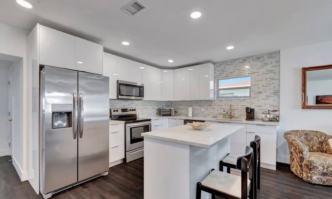 South Palm Park Neighborhood Association Casa | Pet Friendly Lake Worth Beach Cottage Sleeps 6+ Fenced Yard