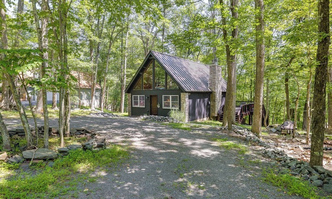 Lackawaxen Cabina | Pet-Friendly Lackawaxen Cabin w/ Wraparound Deck!