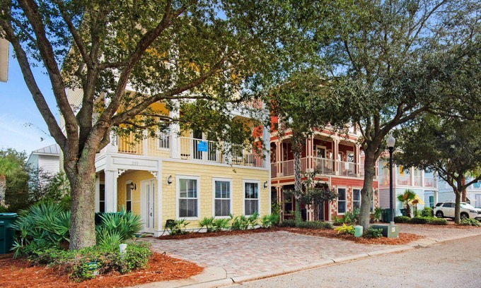 Villages of Crystal Beach Casa | ⭐Pet Friendly⭐Lagoon Pool-Beach Trolley-2 Kings 👑-5BR Here Comes the Sun