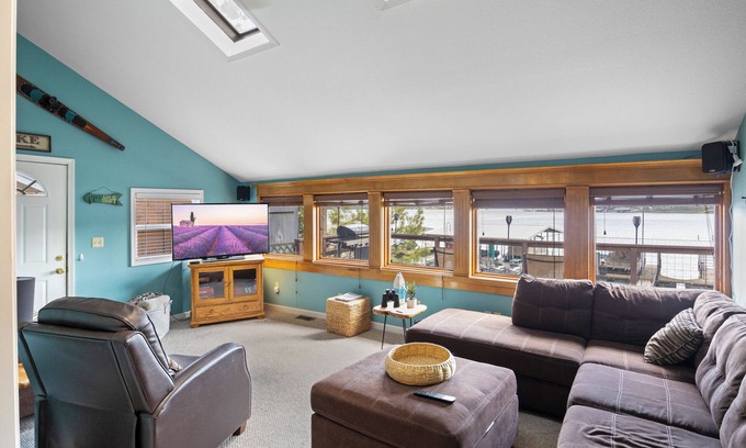 Climax Springs Casa | Pet-Friendly Lakefront Home in a Quiet Cove w/ Netflix, Outdoor Seating, Boat Slip
