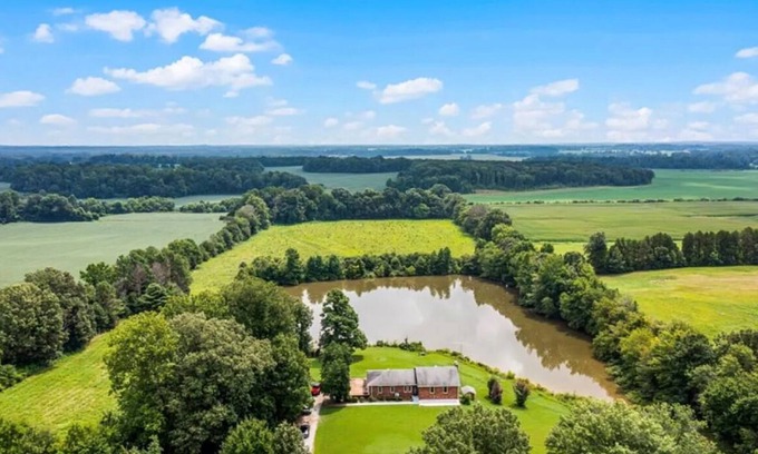 Dresden Casa | Pet Friendly Lake House with King Master Suite