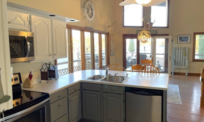 Princes Lakes Casa | Pet-Friendly Lakeside Cottage with Panoramic Views & Hottub!