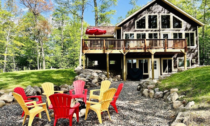 Stone Lake Cabina | Pet-Friendly Lakeside Cottage w/ Kayaks and Canoe!