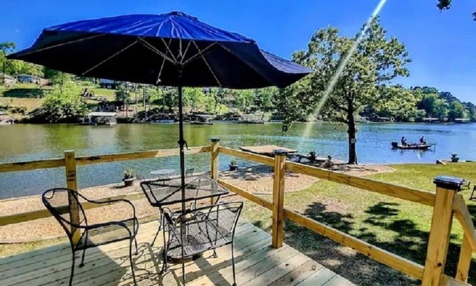 Mid America Cabaña | Pet Friendly Large One Bedroom Cottage (#4) At The Water's Edge