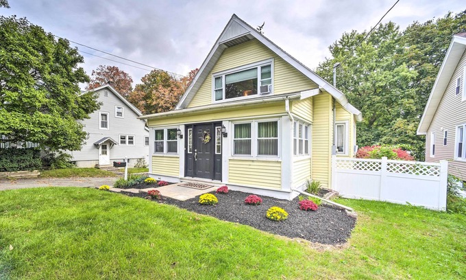 Latham Casa | Pet-Friendly Latham Retreat ~ 7 Mi to Albany!