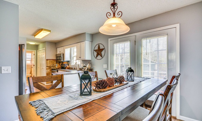 Liberty Casa | Pet-Friendly Liberty Home: Deck & Large Backyard!
