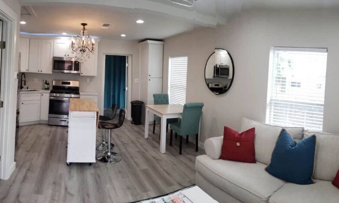 St. Johns Casa | Pet Friendly Little White House