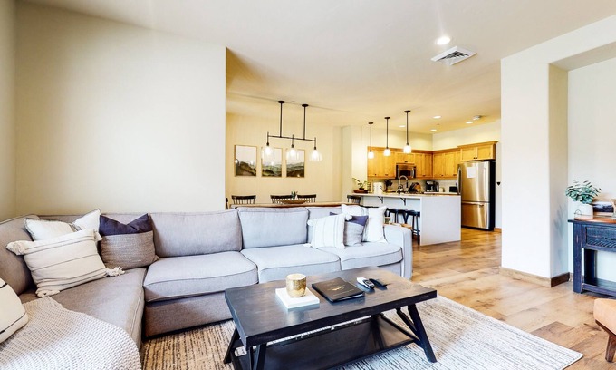Woodwinds Casa | Pet-Friendly Luxury, Bright Interior, On Golf Course! Gas Grill & Hot Tub