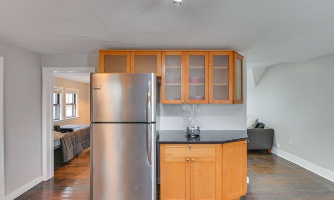 Malden Apartamento | Pet-friendly Malden Apartment: 7 Mi to Boston!