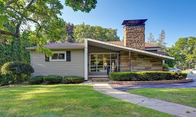 Owosso Casa | Pet-Friendly Michigan Escape w/ Patio & Gas Grill!