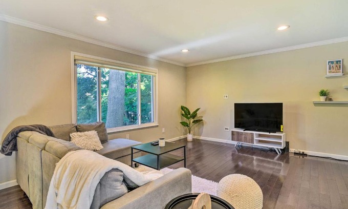 West Bloomfield Casa | Pet-Friendly Michigan Home 5 Mi to State Park!
