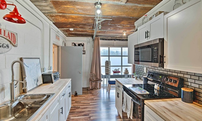 Franklin Cabaña | Pet Friendly 'Milk Barn Cottage' on 15 Acres!