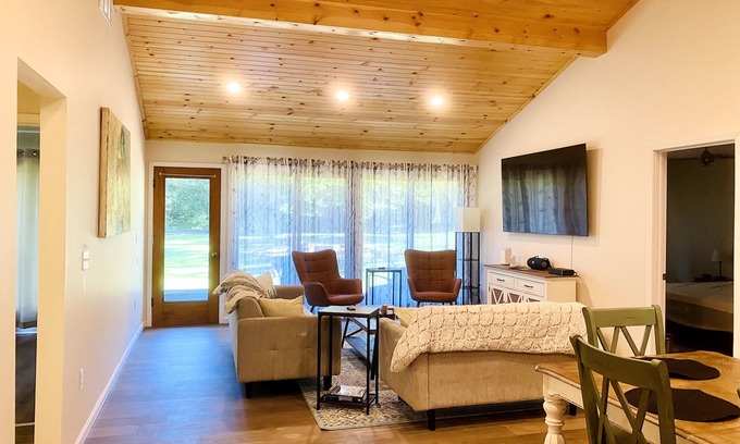 Sawyer Casa | Pet friendly! Minutes from Lake Michigan. 1hr 20 mins from Chicago