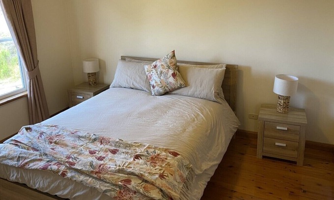 Port Lincoln Casa | Pet Friendly, Modern Townhouse With sea Views Looking Over Boston Bay