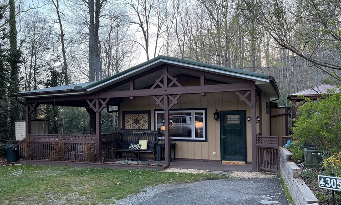 Newland Otro | Pet-Friendly Mountain Cabin w/ Fire Pits, Fence Yard and Covered Decks
