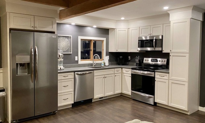 Alpine Village Casa | Pet friendly Mountain Retreat-Newly remodeled with comfort & cleanliness in mind