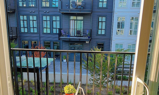 Surrey Apartamento | Pet friendly ! New 2 bedroom Condo at Surrey Central VAN