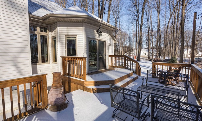 Suamico Casa | Pet Friendly NFL Draft Rental - sleeps 6