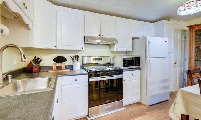 North Conway Cabaña | Pet-Friendly North Conway Cottage - Hike & Ski!