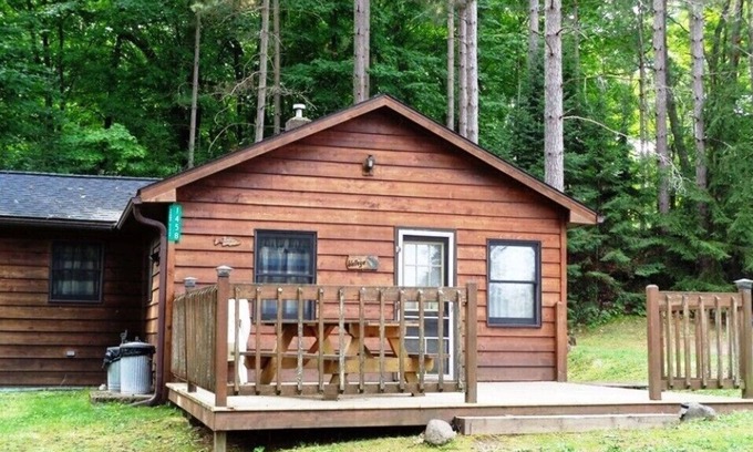 Arbor Vitae Cabina | Pet- Friendly Northwoods Cabin At Old Stoney's Resort On Big Arbor Vitae Lake!