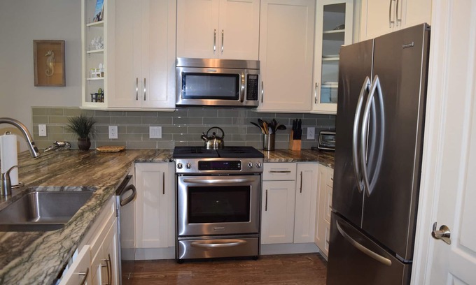 Dewey Beach Condominio | Se admiten mascotas Vistas a la bahía y al océano Nuevo condominio de 2 dormitorios para 6 personas Dos piscinas comunitarias Área de parrillas Fogata y vistas al océano