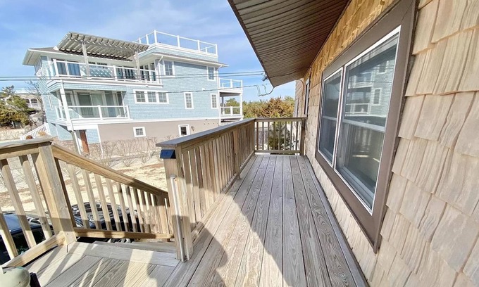 Loveladies Casa | Pet Friendly. Ocean Block. Single Family. Private Yard. Beach Badges. Sunday to Sunday rental. WIFI.