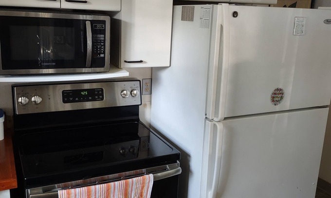 Clinton Casa | Pet Friendly One Bedroom House Clinton CT Minutes to Water Train and Downtown