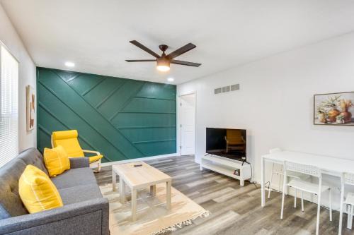 Lenexa Apartamento | Pet-Friendly Overland Park Condo with Pool Access!