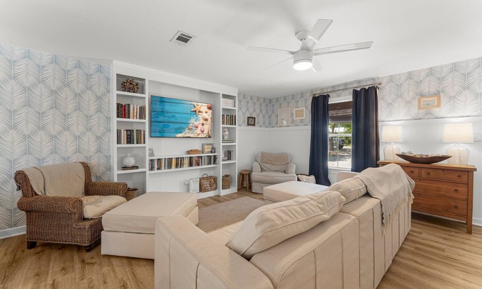 Gulfview Heights Casa | 🌊Pet Friendly-Private Pool-4 Bikes-Short Walk to the Beach-Cottage Haven🌊
