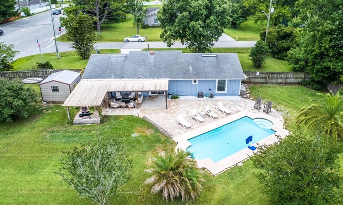 Golden Glades - The Woods Casa | Pet-Friendly Paradise | Pool Backyard Oasis 3BR
