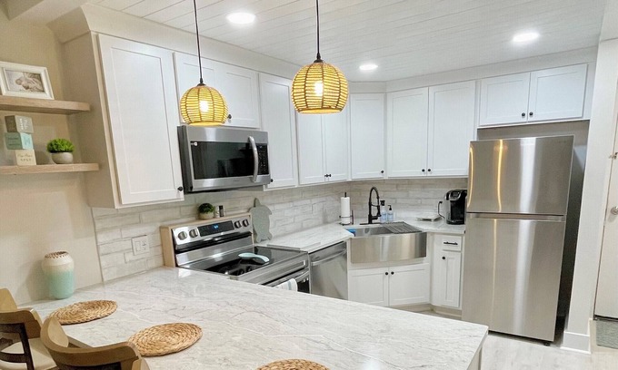 Fort Pierce Condominio | Pet-Friendly Condo in Ocean Village..Steps to the Ocean!