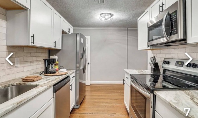 Goose Creek Casa | An Artistic PeaceFEEL GooseCreek Home-30 min to BEACH-