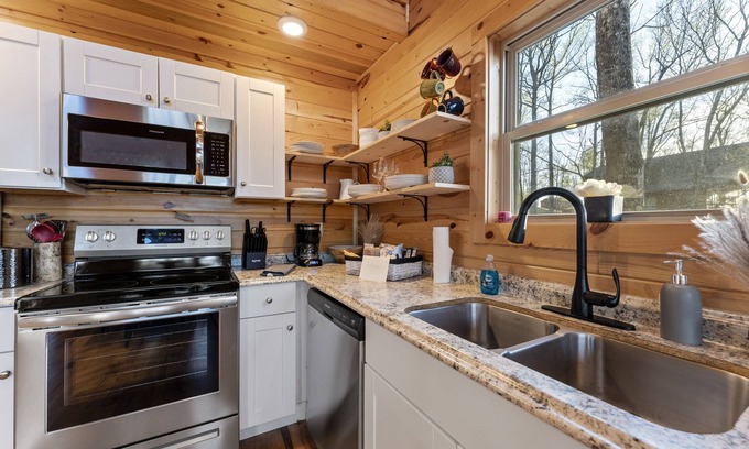 Jasper Cabina | Pet-Friendly Peaceful Cabin Near River w/ Fire Pit + Hot Tub Sleeps 10