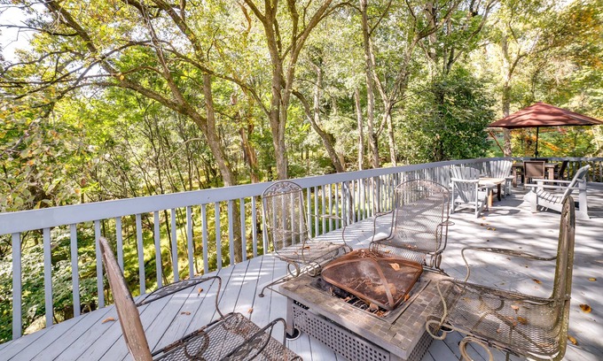 Wildwood Apartamento | Pet-Friendly Pennsylvania Abode - Deck & Fireplace
