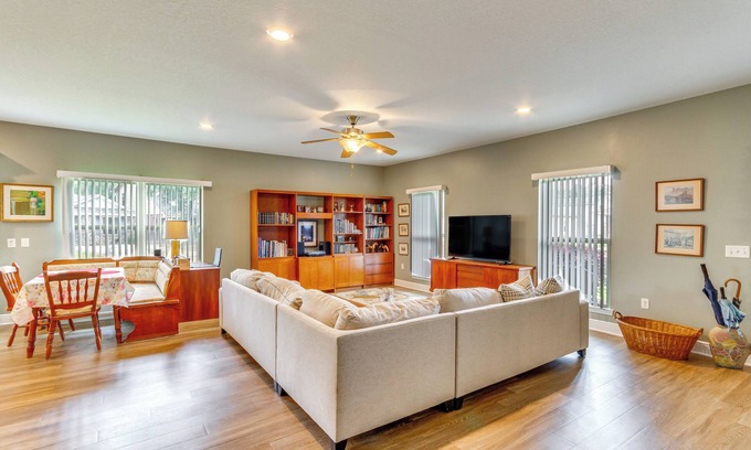 Warrington Casa | Pet-Friendly Pensacola Home ~ 2 Mi to Bruce Beach!