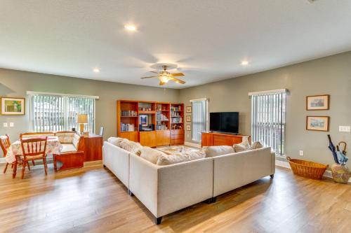 Warrington Casa | Pet-Friendly Pensacola Home about 2 Mi to Bruce Beach!