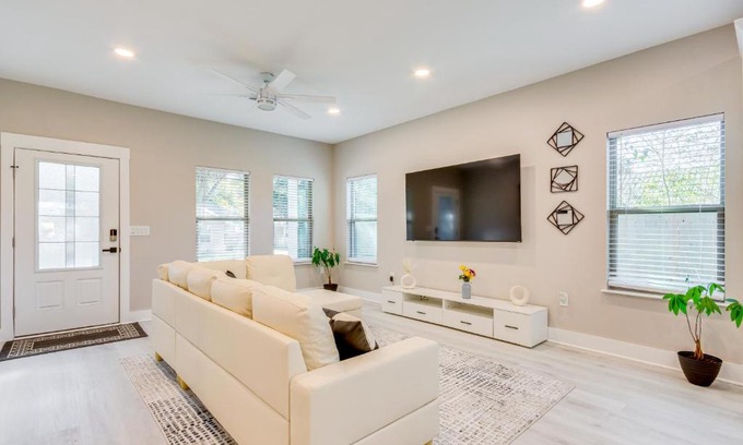 Ensley Casa | Pet-Friendly Pensacola Home Central Location