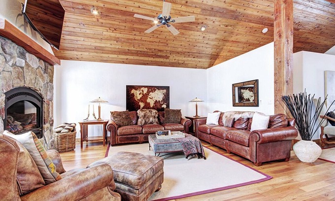 Fairways Casa | Hermosa Pet Friendly Highlands Home con transporte privado de temporada y jacuzzi