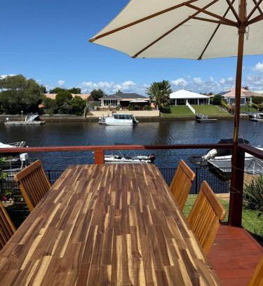 Bongaree Casa | Pet Friendly - Plunge Pool Canal Sunset View - Private Jetty