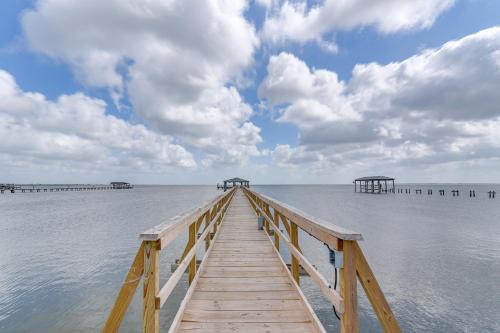 Lakeview  Jefferson County Casa | Pet-Friendly Port Arthur Retreat with Fishing Pier!