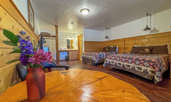 Dubois Cabina | Escape to a Premium Double Queen Room with Gorgeous Riverfront Access and Panoramic Mountain Views